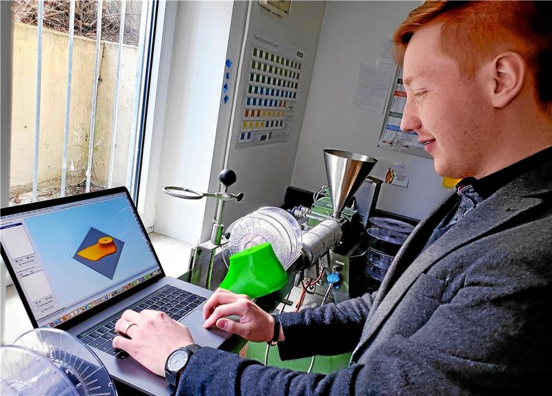 TU-Student erfindet Schuhe aus dem Drucker Im Keller entstehen am Laptop die ersten Entwürfe für den Schuh.