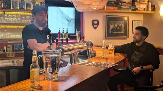 Im Kellerclub können die Studierenden beim „Tag des offenen Stuz“ direkt das lokale Bier probieren, während sie sich über die Angebote informieren.