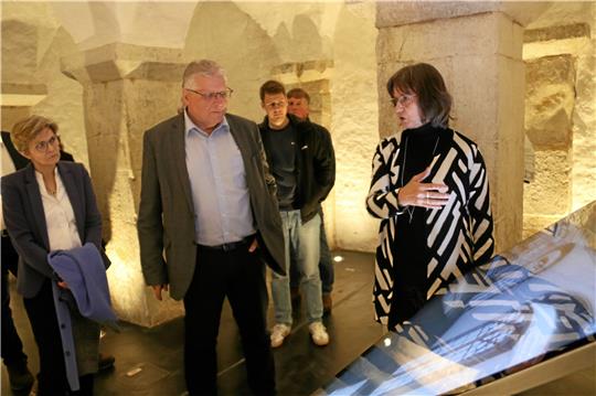 Im Kellergewölbe unter dem historischen Rathaus können Besucher jetzt eine Zeitreise durch die Baugeschichte unternehmen. Dr. Christine Bauer (rechts) stellt den Stadtratspolitikern Film und 3D-Modell am Bildschirm vor. Foto: Hartmann