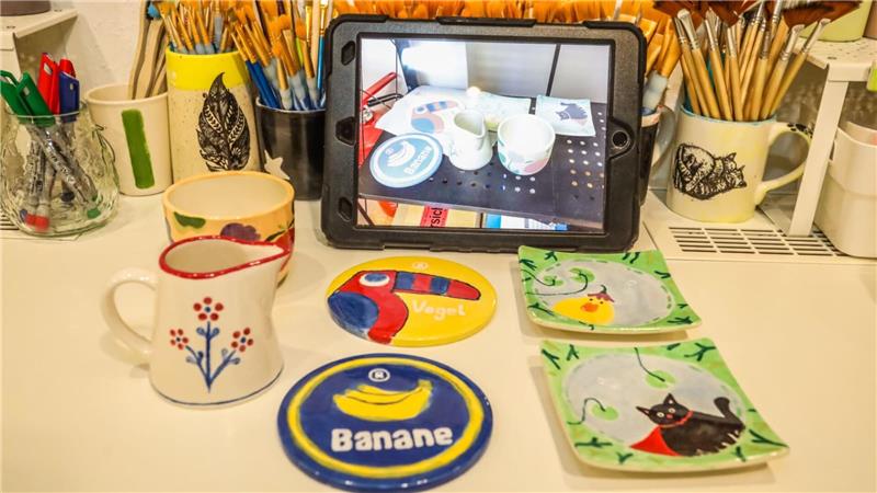 Das Bild zeigt bemalte Keramikstücke von Kunden des Goslarer Cafés. 