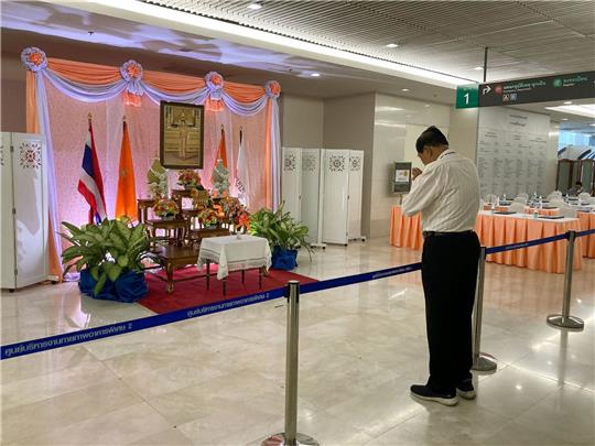 Im King Chulalongkorn Memorial Hospital in Bangkok betet ein Mann für Prinzessin Bajrakitiyabha.