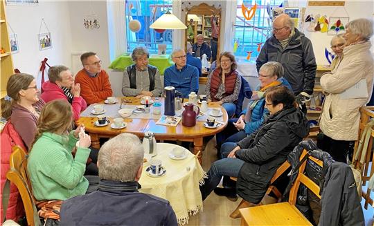 Im Kirchenladen an der Schmiedestraße kommen Kandidatinnen und Kandidaten zur Kirchenvorstandswahl mit Interessierten ins Gespräch. Foto: Nachtweyh