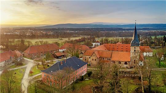 Im Klosterkrug auf dem Gelände des Klosterguts Wöltingerode gibt es eine Brennereiführung und ein raffiniertes Menü.