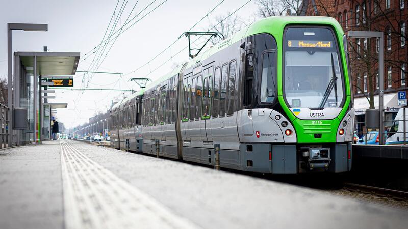 Im Koalitionsvertrag der Landesregierung Niedersachsens steht das vergünstigte Deutschlandticket für Schüler und Azubis klar drin. Eingeführt wurde es bisher aber noch nicht. (Symbolbild)
