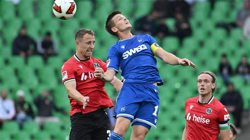 Nur 2:2 gegen KSC: Hannover verspielt zwei Führungen Im Kopfballduell: Karlsruhes Marvin Wanitzek (r) und Maurice Neubauer von Hannover 96.