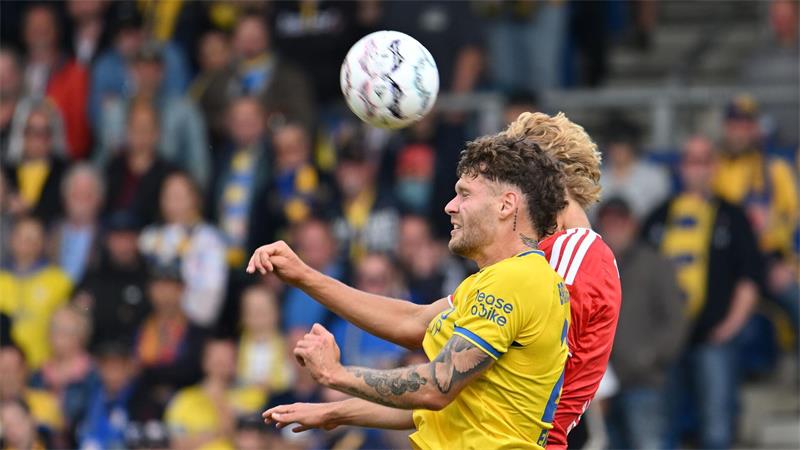 Im Kopfballduell: Kevin Ehlers von Eintracht Braunschweig und Leopold Querfeld vom 1. FC Union Berlin (im Hintergrund).