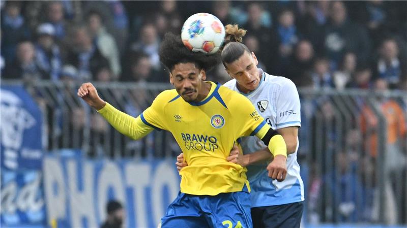 2:0 in Braunschweig: Bochumer Aufschwung hält an Im Kopfballduell: Sidi Sane (l) von Eintracht Braunschweig und Bochums Noah Loosli.