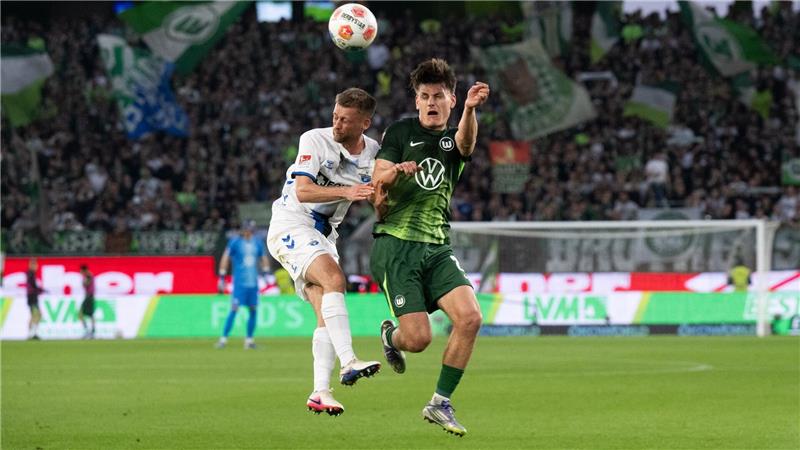 Nur 0:0 gegen Paderborn: Wolfsburg muss weiter zittern Im Kopfballduell: Wolfsburgs Joakim Maehle (r) und Sebastian Klaas vom SC Paderborn.