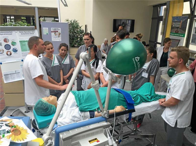 Im Krankenhaus Goslar: Mitarbeiter der Harzkliniken während eines Infotages im vorigen Jahr.  Foto: Archiv