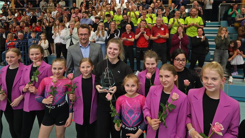 Sport-Ehrenpreis der GZ geht an Linda Quidde Im Kreis ihrer J.E.T-Mios nimmt Linda Quidde den Sportehrenpreis aus den Händen von GZ-Verleger Philipp Krause entgegen.