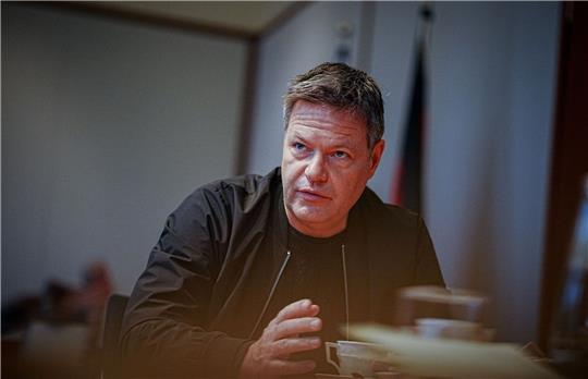 Im Krieg gegen die Ukraine sieht Bundeswirtschaftsminister Robert Habeck Russland auf dem Weg zur militärischen Niederlage.