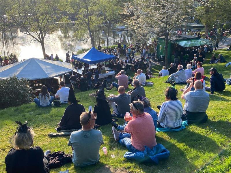 Im Kurpark ist einiges los: Es herrscht gute Stimmung bei sonnigem Wetter, die e...