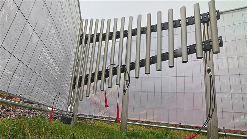 Sven Regener bringt Leander Haußmann mit nach Hahnenklee Im Kurpark platziert: Die neue Klanginstallation für die Preisträger des Goldenen Tons steht zur Premiere bereit. Hier werden die Namen verewigt.