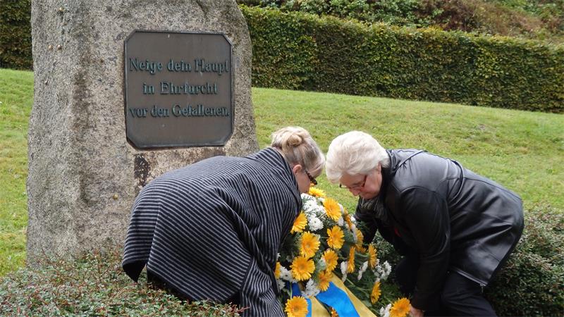 Im Kurpark steht ein Gedenkstein mit der Inschrift „Neige dein Haupt in Ehrfurcht vor den Gefallenen“. Das Bild zeigt ihn beim 60. Umsiedlungstag. 
