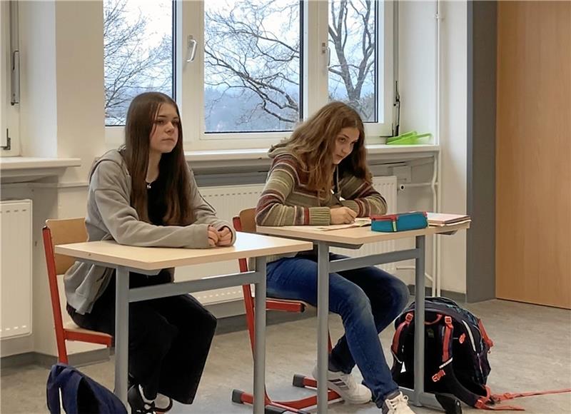 Im Kurzfilm „Mobbingopfer Überübermorgen“ sitzen zwei Schülerinnen isoliert von den anderen und werden drangsaliert.
