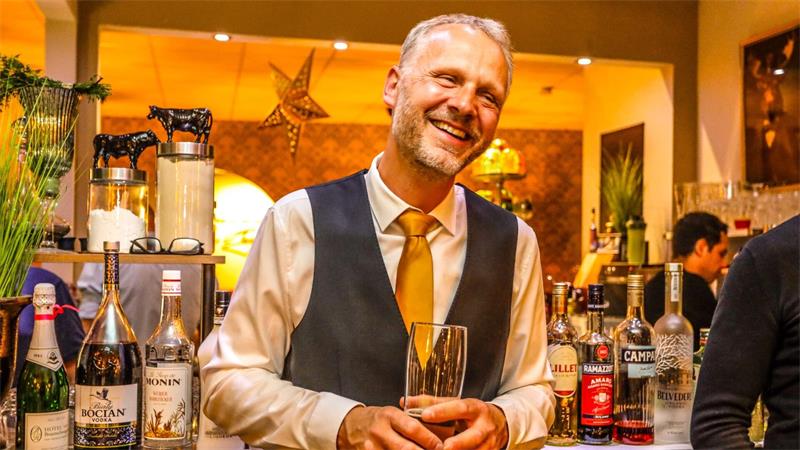 Alexander Ehrenberg lachend mit Bierglas im „La Barca“.