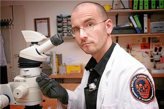 Im Labor, aber auch an Tatorten ist Dr. Mark Benecke in seinem Element.  Foto: Rocksau Pictures