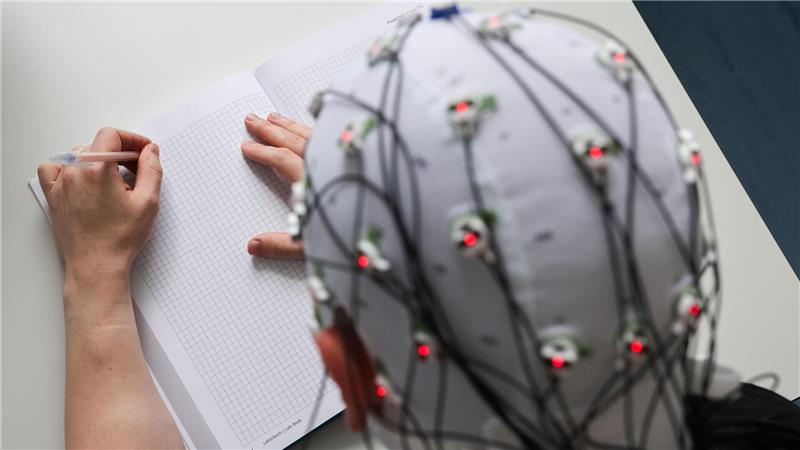 Sie machen es mit links - Mythen und Fakten über Linkshänder Im Labor der MSH Medical School Hamburg wird zum Thema Linkshändigkeit geforscht. Dabei wird die Hirnaktivität gemessen.