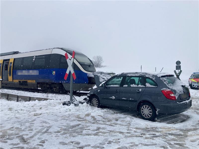 Zug erfasst Auto bei Göttingen: Insassen kommen glimpflich davon Im Landkreis Göttingen prallen ein Zug und ein Auto an einem unbeschrankten Bahnübergang zusammen. Foto: Polizei Göttingen
