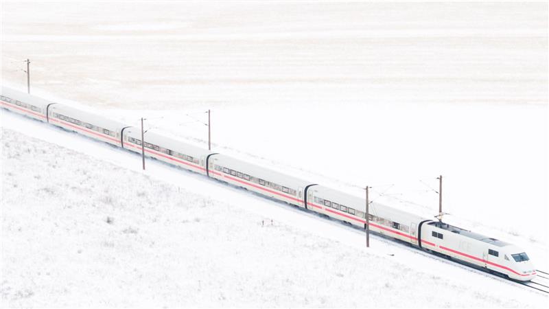 Im Landkreis Peine musste ein liegengebliebener ICE geräumt werden. (Symbolbild)  