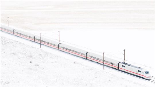 Im Landkreis Peine musste ein liegengebliebener ICE geräumt werden. (Symbolbild)  