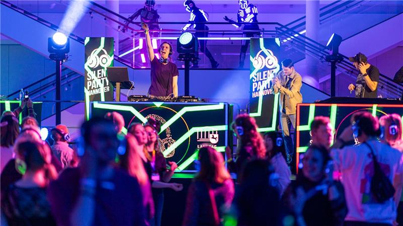 Silent Party: Landtag wird für sechs Stunden zum Club Im Landtag war mal was ganz anderes los.