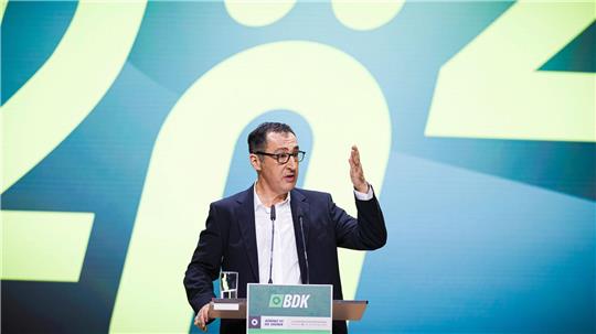 Im Landtagswahlkampf übt sich Cem Özdemir im Umgang mit den Grünen im Spagat zwischen Nähe und Distanz.