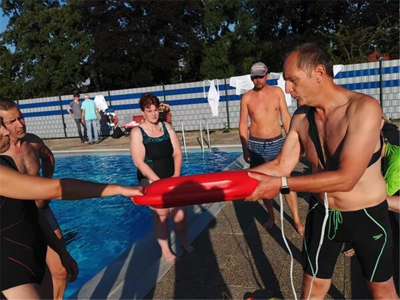 Nordharzer Freibäder: Saisonabschluss mit Frust und Zufriedenheit Im Langelsheimer Freibad versieht die DLRG Ortsgruppe Langelsheim jeden Donnerstag ihren Dienstabend.