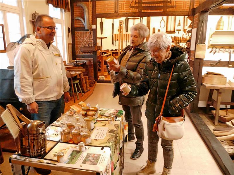 Advent in der Hütte und Weihnachtsmärkte locken Im Langelsheimer Heimatmuseum erklärt (v.li.) Michael Ermrich seinen Kundinnen Hannelore Neumann und Brigitte Peter die einzelnen Honigsorten.