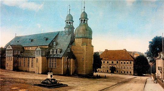 Im Laufe der Zeit wandelt sich der Marktkirchenplatz, klar erkennbar ist aber auch 1893 das einzigartige Gotteshaus.