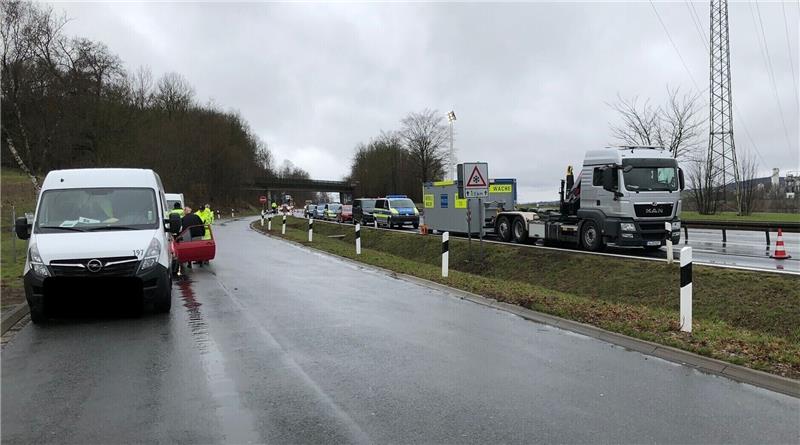 Polizei geht bei Großkontrolle ein „dicker Fisch“ ins Netz Im Laufe des Tages kontrollierten die eingesetzten Beamten kontrollierten rund 150 Fahrzeuge – bei über 50 Personen überprüften die Polizisten noch die Identität. Für eine schnelle Bearbeitung möglicher anfallender Delikte wurde eine mobile Wache eingerichtet. Foto: Polizei Goslar