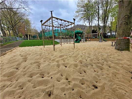 Im Laufe des Tages soll der Stadtpark-Spielplatz freigegeben werden. Der Rasen links bleibt allerdings vorerst umzäunt. Foto: Exner