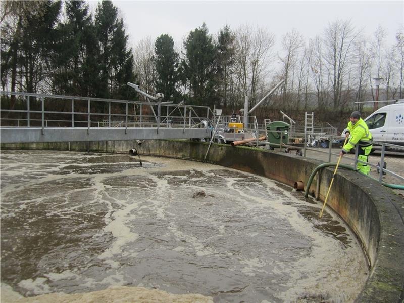 Gebühren für Wasser und Abwasser im Neiletal steigen Im Lutteraner Klärbecken perlt der Sauerstoff ein. Neue Belüfter steigern die Effizienz, können die Mehrkosten für Energie aber nicht auffangen. Foto: Wasserverband