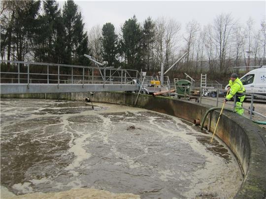 Im Lutteraner Klärbecken perlt der Sauerstoff ein. Neue Belüfter steigern die Effizienz, können die Mehrkosten für Energie aber nicht auffangen.  Foto: Wasserverband