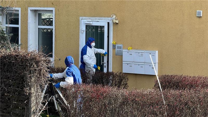 Tödliche Schüsse aus der Dienstwaffe: Mehr Taser für Polizei Im März wurde ein 26 Jahre alter Afghane bei einem Polizeieinsatz in Schönebeck (Sachsen-Anhalt) von der Polizei angeschossen. Er starb kurz darauf im Krankenhaus. (Archivbild)