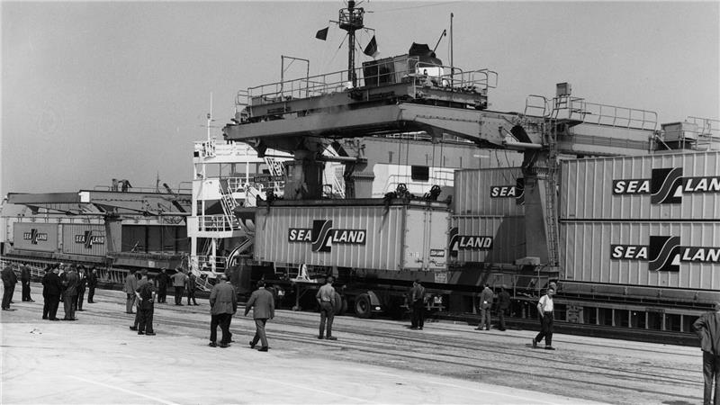 Im Mai 1966 wurden die ersten Container in einem deutschen Hafen an Land gebracht - in Bremen. 