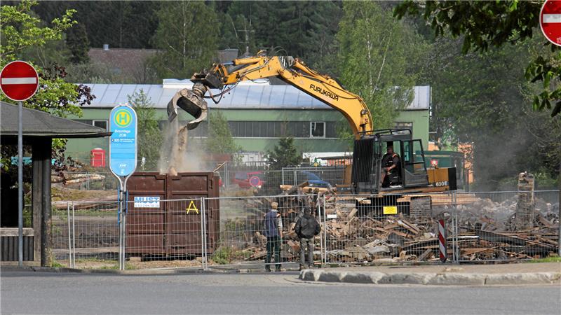 Das Foto zeigt einen Abrissbagger im Einsatz.