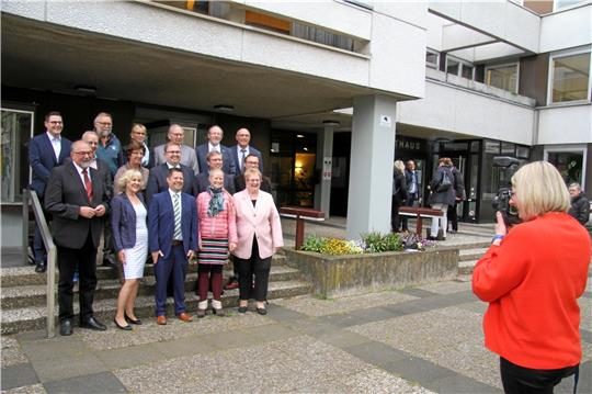 Im Mai 2019, drei Wochen vor der Bürgermeisterwahl, bildet die CDU überraschend eine Mehrheitsgruppe mit Ex-WTD und Grünen und lässt sich demonstrativ vor einer Ratssitzung fotografieren. Das Ganze soll ein Bekenntnis zum Amtsinhaber Ralf Abrahms sein. Die SPD mit ihrem Gegenkandidaten Thomas Ebert findet das gar nicht zum Lachen, macht aber (im Hintergrund) gute Miene zum bösen Spiel.  Archivfoto: Schlegel