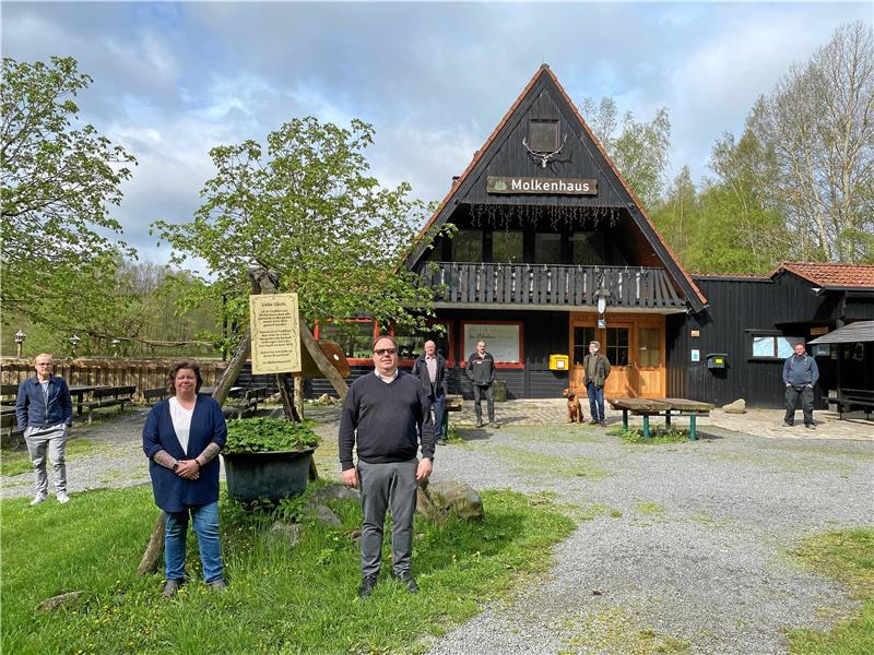 Im Mai 2021 präsentiert sich Klaus Moschny (im Vordergrund) zusammen mit einigen Mitarbeitern, seiner Schwester Kassandra Moschny sowie Verpächtern, Nationalparkleuten und Harzklubs-Vorständlern stolz vor dem Molkenhaus. Nun hat er dort Hausverbot. Archivfoto: Schlegel