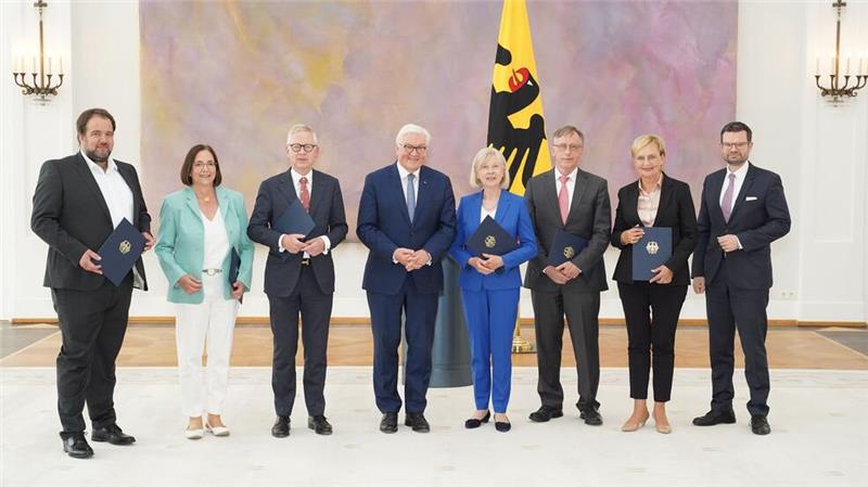 Normenkontrollrat plant Empfehlungen für neue Regierung Im Mai 2022 ernannte Bundespräsident Frank-Walter Steinmeier in Anwesenheit des damaligen Bundesjustizministers, Marco Buschmann (FDP), Malte Spitz (l-r), Kerstin Müller, Lutz Goebel, Gudrun Grieser, Reinhard Göhner und Andrea Wicklein als neue Mitglieder des Nationalen Normenkontrollrates.