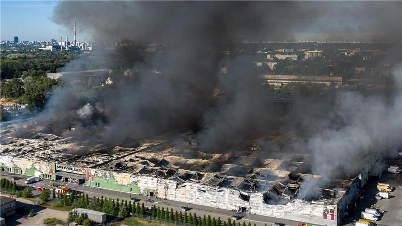 Im Mai 2024 stand ein Einkaufszentrum in Warschau in Flammen. Litauische Ermittler sehen jetzt Verbindungen zwischen festgenommenen Tatverdächtigen und Brandanschlägen in Polen. (Archivbild)