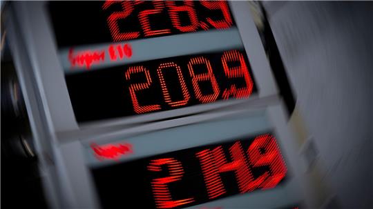 Im Mai und Juni soll Sprit durch eine Steuersenkung günstiger werden. (Archivbild)