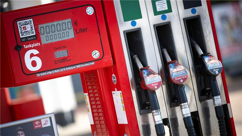 Im Mai und Juni sollen Autofahrer weniger Steuern fürs Tanken bezahlen müssen. (Symbolbild)