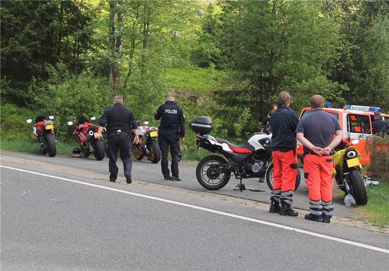 Rüttelstreifen sollen Unfalltote bei Braunlage verhindern Im Mai vergangenen Jahres stirbt ein 38-jähriger Motorradfahrer in der Haarnadelkurve am Kesselberg. Auch ein 39-Jähriger und eine 36-Jährige werden 2022 bei dem Unfall am Kesselberg schwer verletzt und müssen mit einem Rettungshubschrauber ins Krankenhaus geflogen werden. Foto: Eggers
