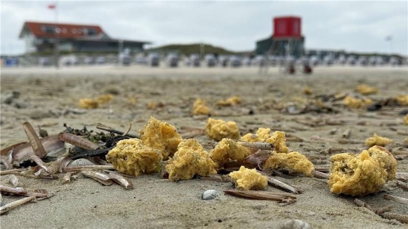 An Inseln angespülte Klumpen werden im Labor analysiert Im Mai wurden schon einmal wachsartige Klumpen am Strand von Norderney angespült. (Archivbild)