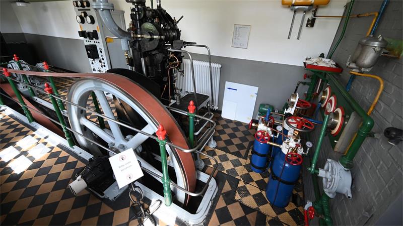 Ostfrieslands „Eiffelturm“: Der höchste deutsche Leuchtturm? Im Maschinenhaus ist noch ein alter, betriebsbereiter Dieselmotor von 1906 erhalten.