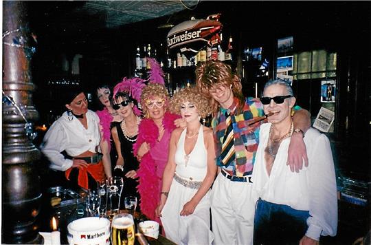 Im „MiniMumm“ war sieben Tage die Woche Feiern angesagt. Zum Karneval waren Gäste und Crew immer besonders kreativ. Fotos: Privat, Repros: Epping