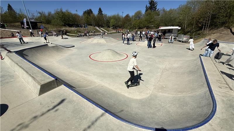 Im Mittelpunkt der Anlage steht eine Skater-Bahn.
