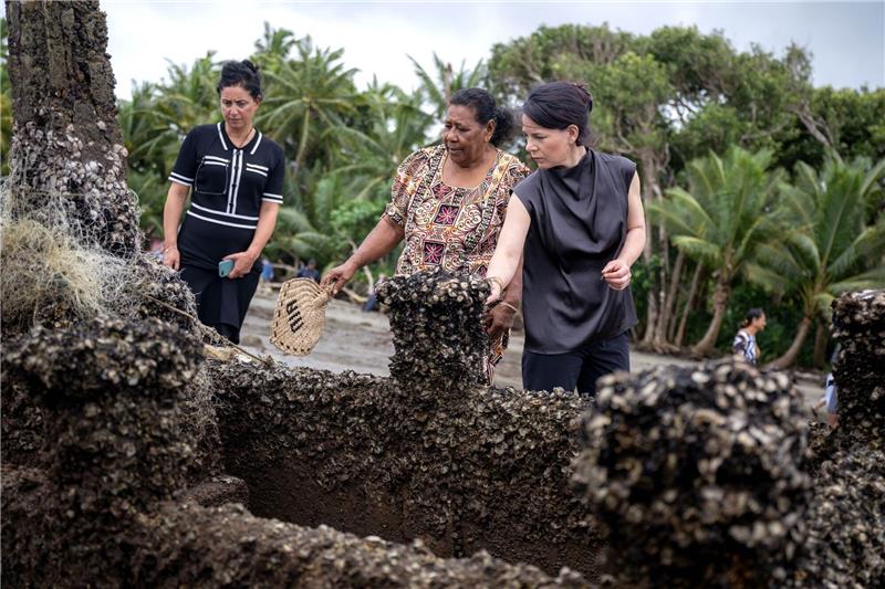 „Brutalität” der Klimakrise: Baerbock besucht Fidschi Im Mittelpunkt der einwöchigen Reise von Außenministerin Baerbock nach Australien, Neuseeland und Fidschi steht die Sicherheitspolitik und der Klimaschutz.