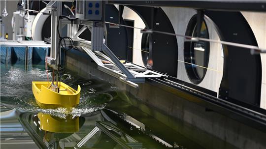 Im Modell wird der Kutter der Zukunft bereits in Leer erprobt. 